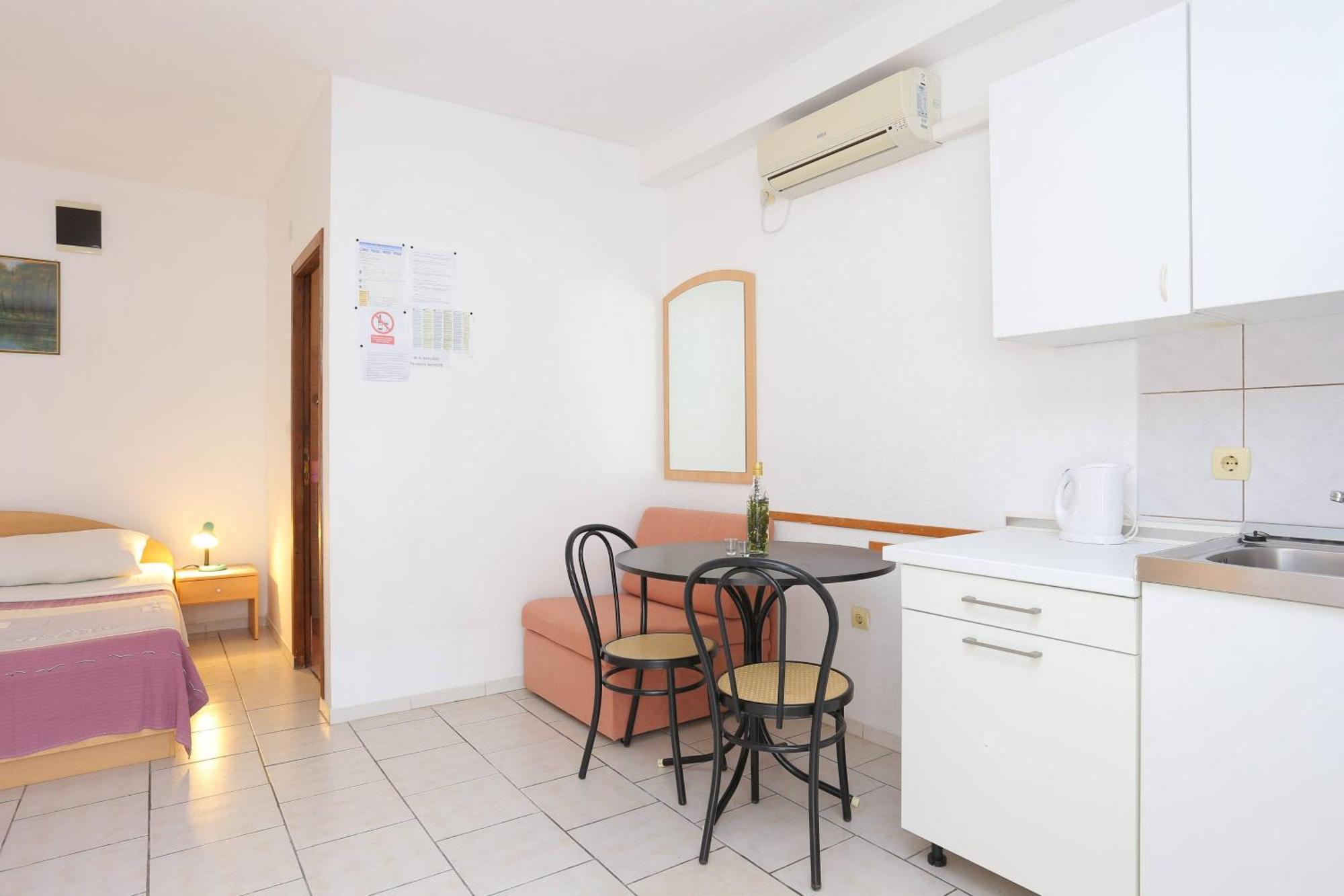 Family Friendly Apartments With A Swimming Pool Businci, Ciovo - 11232 Trogir Rum bild