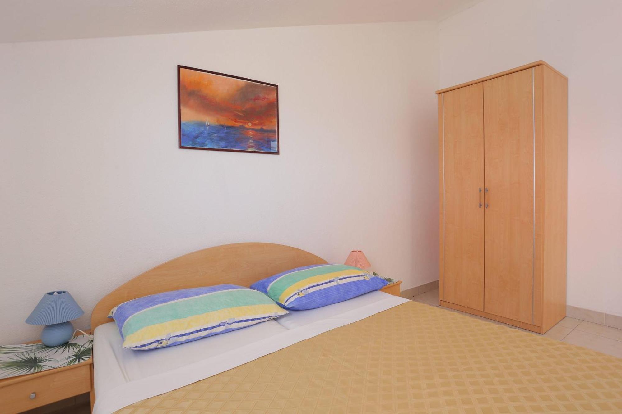 Family Friendly Apartments With A Swimming Pool Businci, Ciovo - 11232 Trogir Rum bild