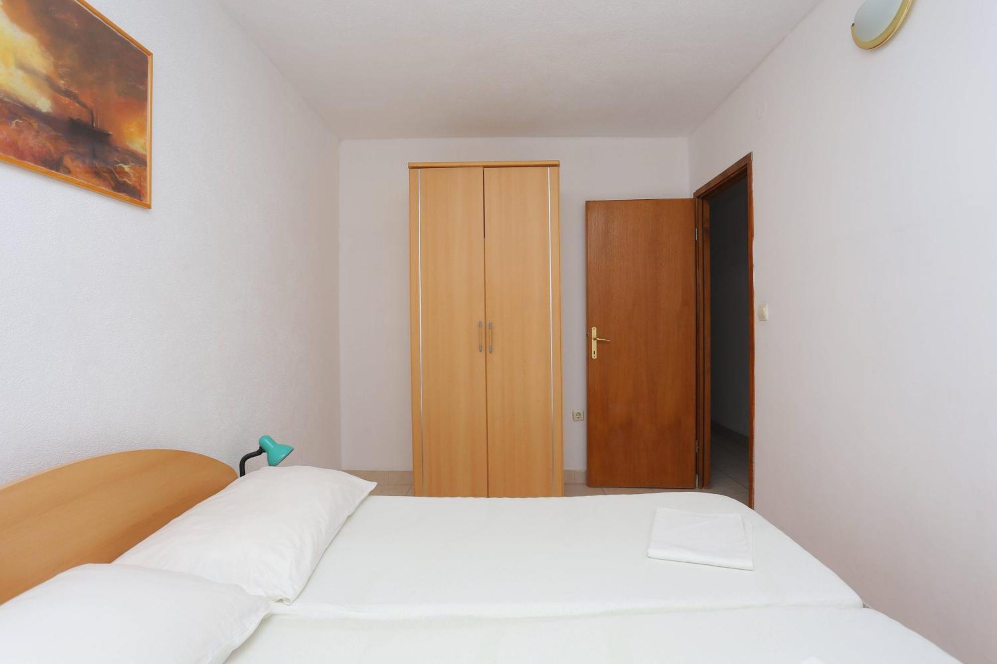Family Friendly Apartments With A Swimming Pool Businci, Ciovo - 11232 Trogir Rum bild