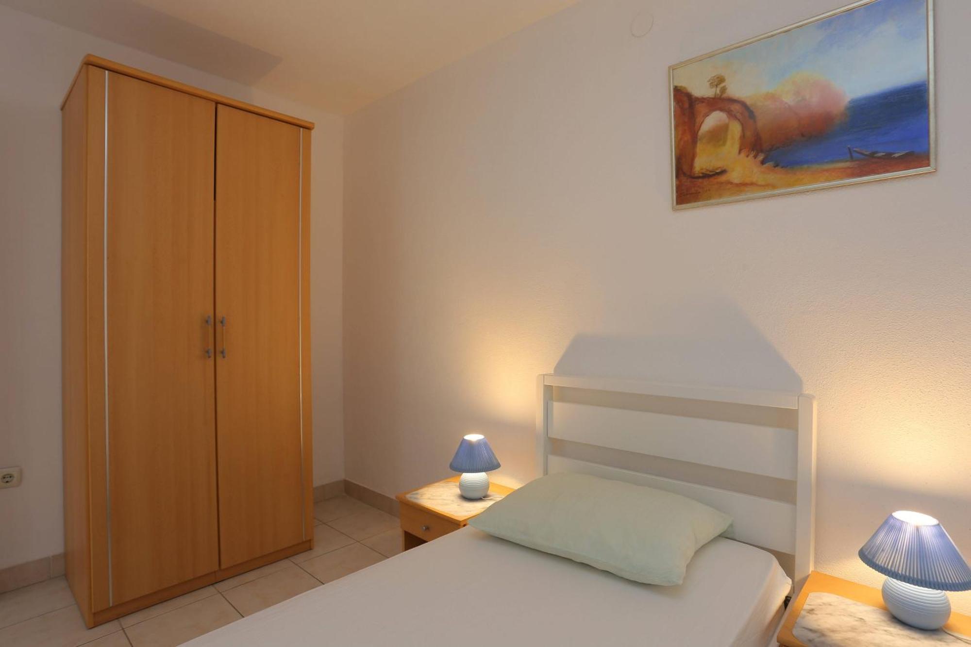 Family Friendly Apartments With A Swimming Pool Businci, Ciovo - 11232 Trogir Rum bild