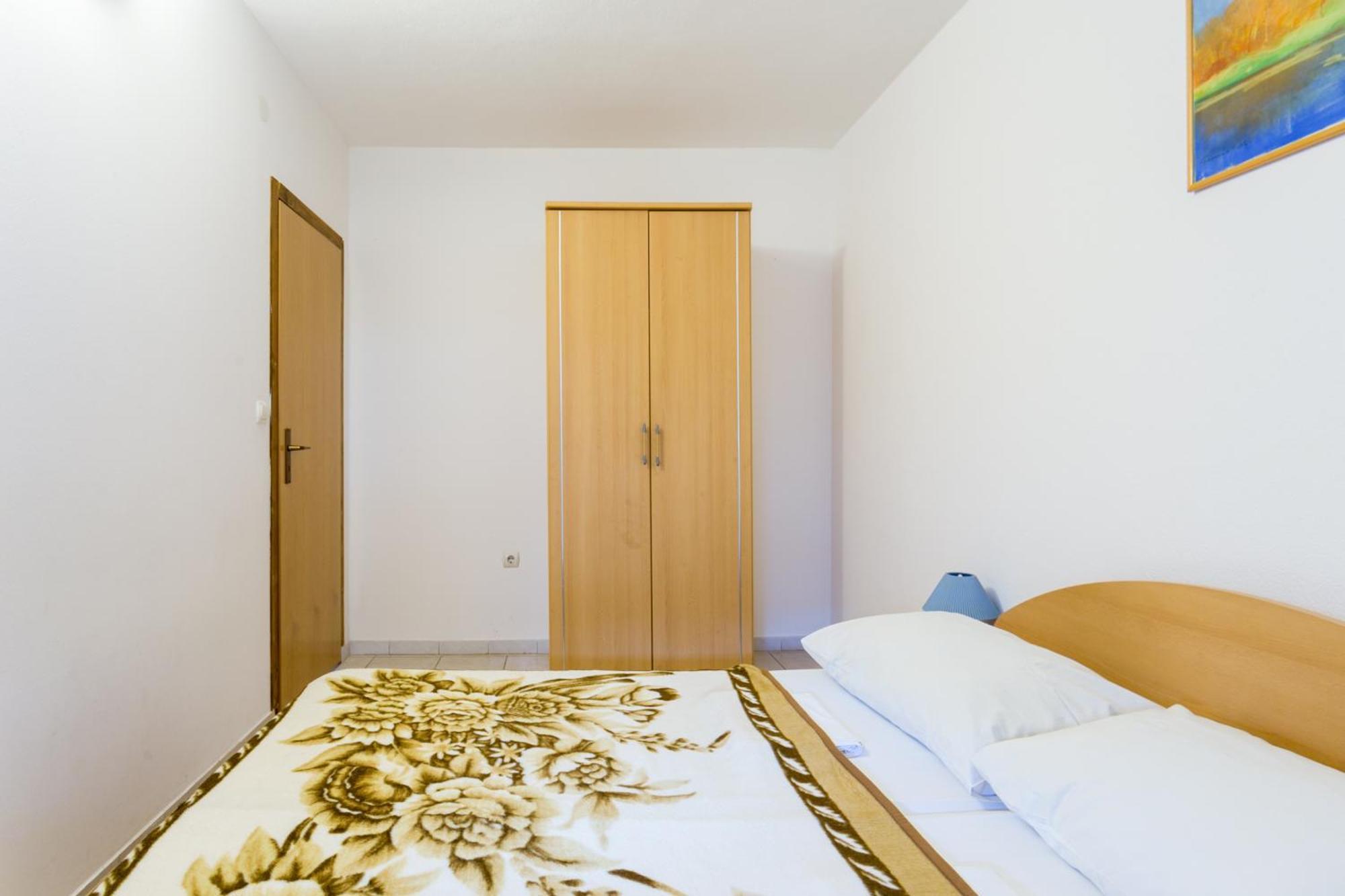 Family Friendly Apartments With A Swimming Pool Businci, Ciovo - 11232 Trogir Rum bild