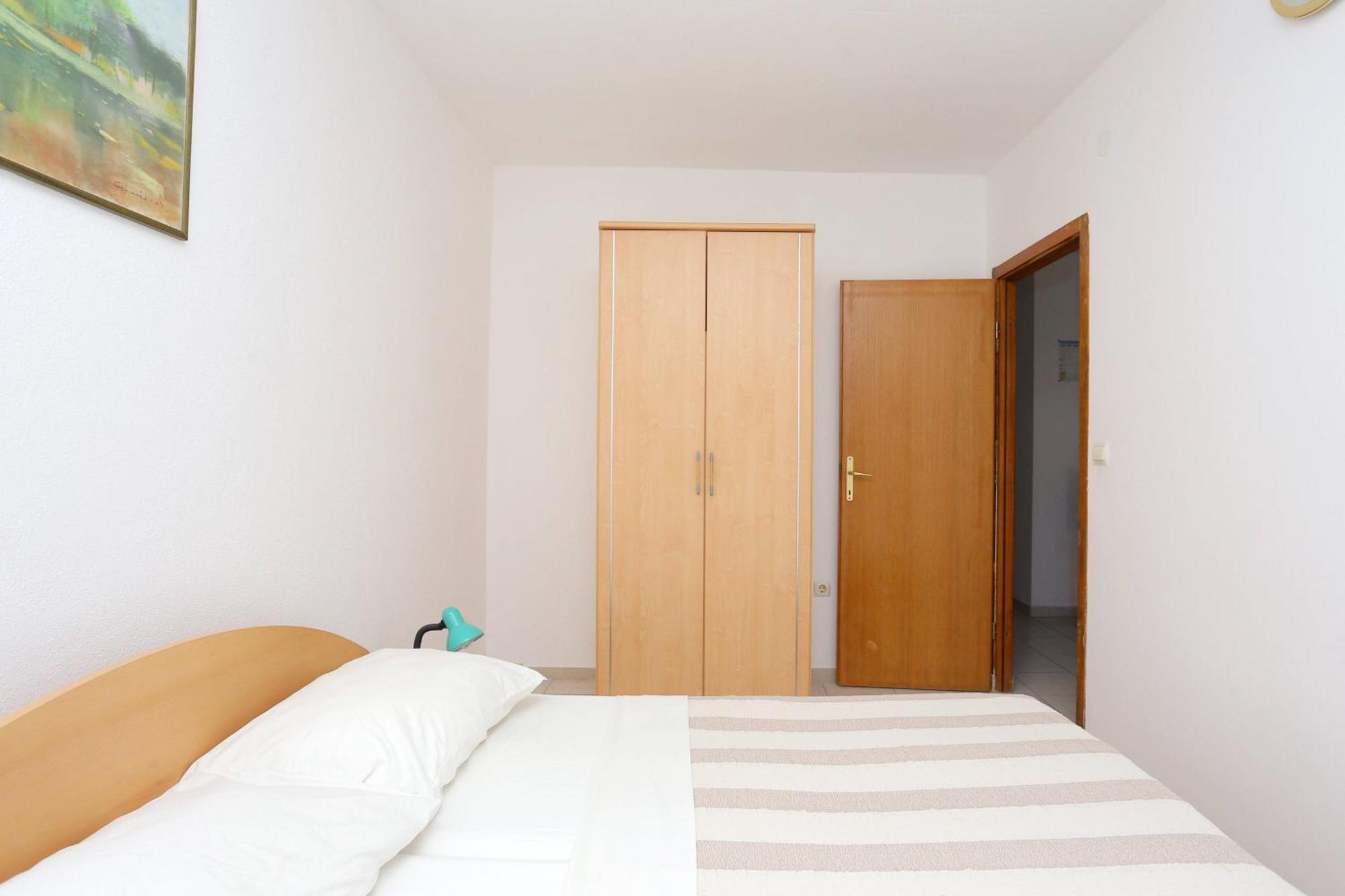 Family Friendly Apartments With A Swimming Pool Businci, Ciovo - 11232 Trogir Rum bild