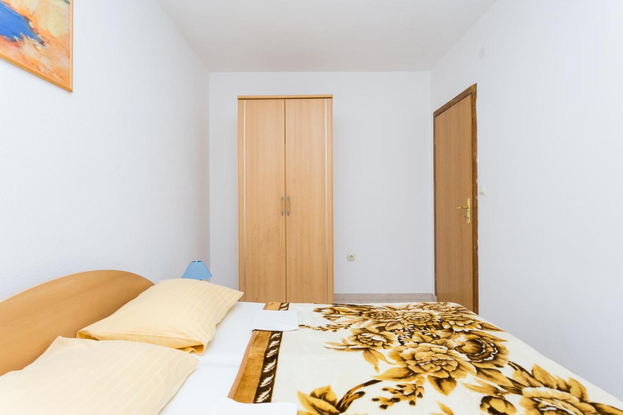 Family Friendly Apartments With A Swimming Pool Businci, Ciovo - 11232 Trogir Rum bild