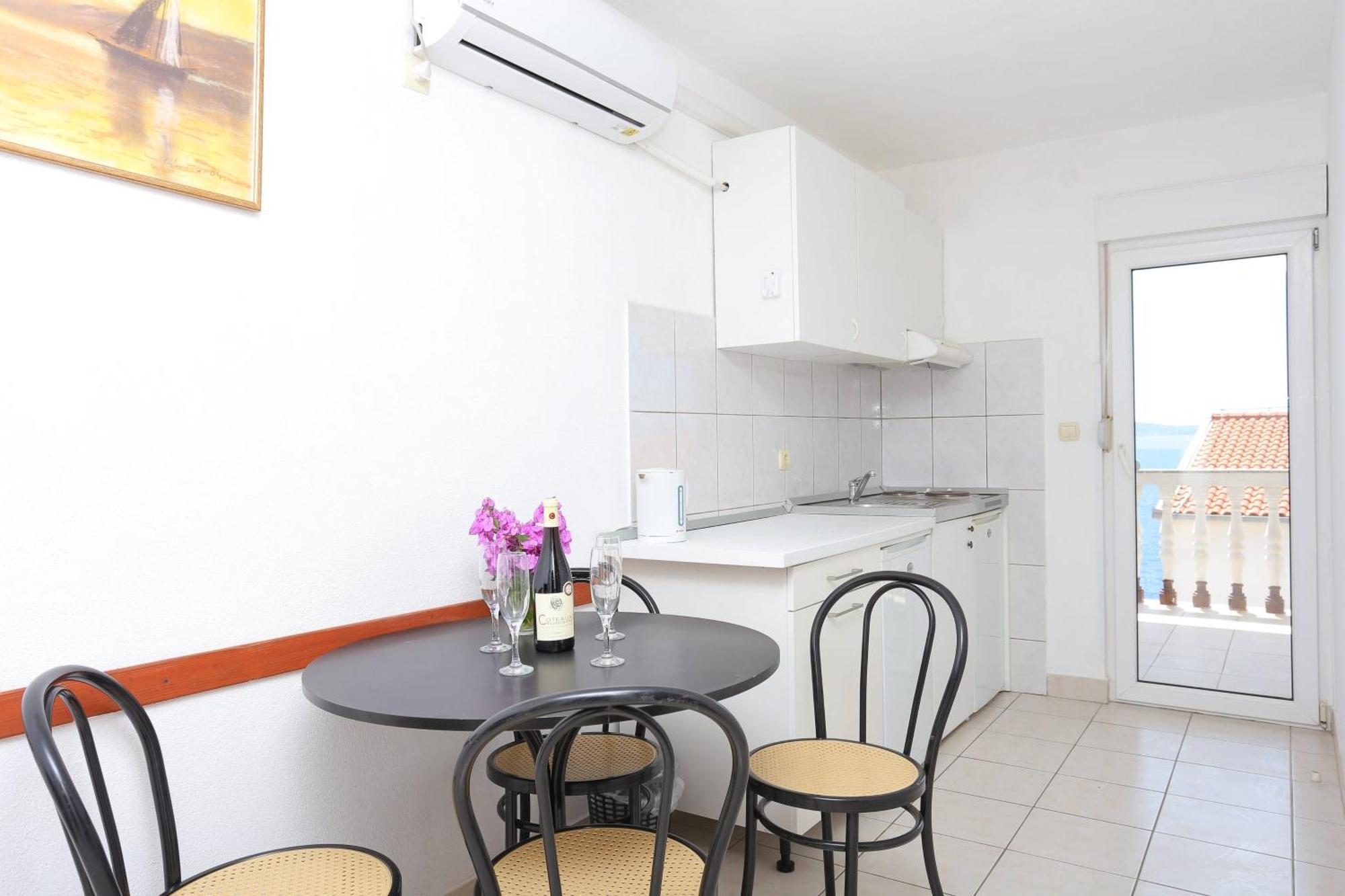 Family Friendly Apartments With A Swimming Pool Businci, Ciovo - 11232 Trogir Exteriör bild