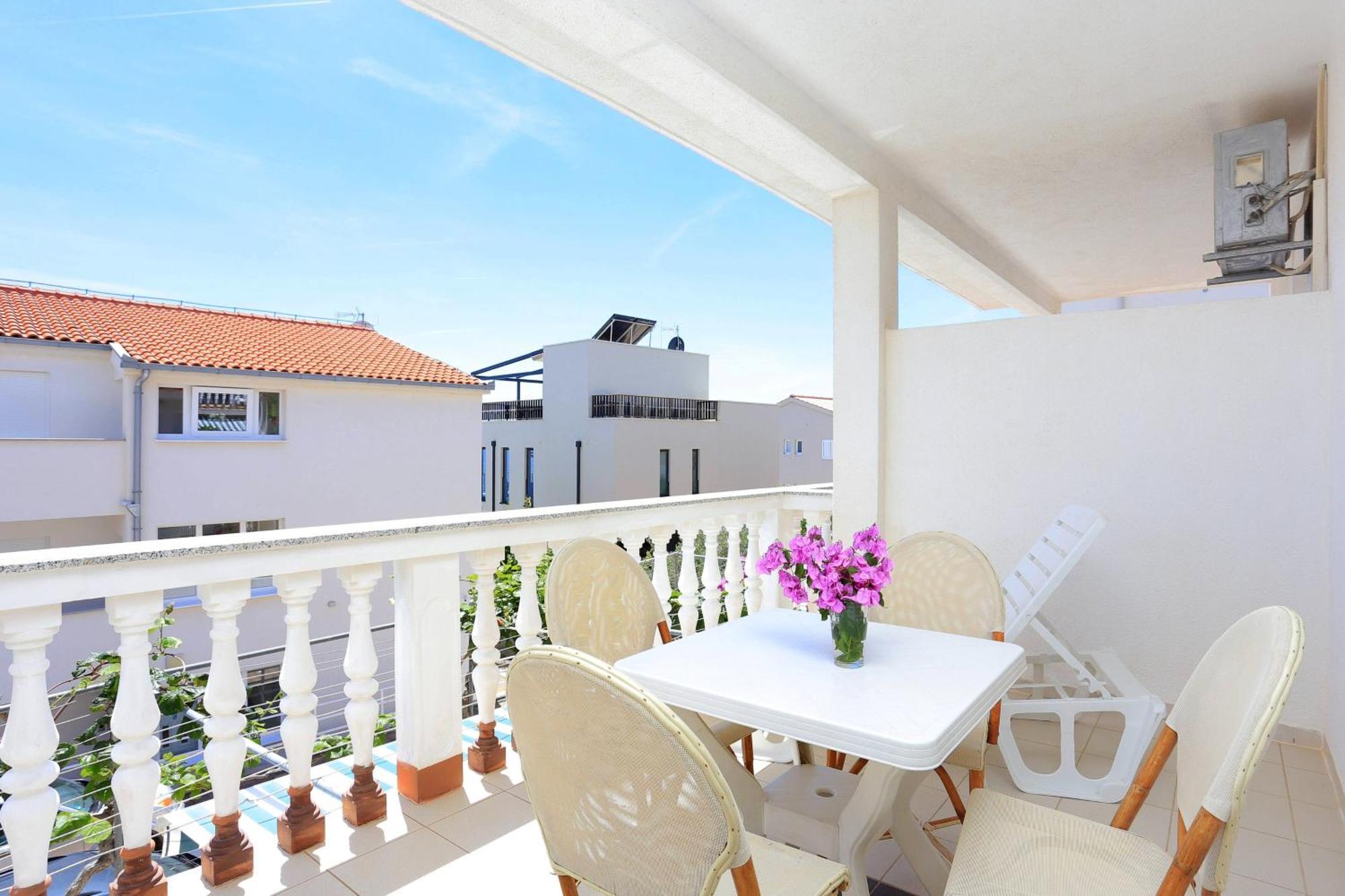 Family Friendly Apartments With A Swimming Pool Businci, Ciovo - 11232 Trogir Exteriör bild